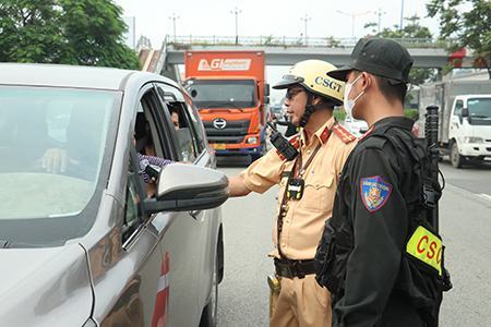 Ra quân tổng kiểm tra nồng độ cồn