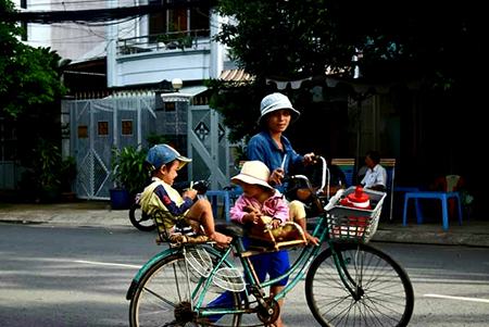 Trẻ nhập cư và nốt lặng mùa tựu trường