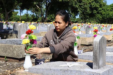 Hai nữ quản trang thầm lặng ở miền đất thép