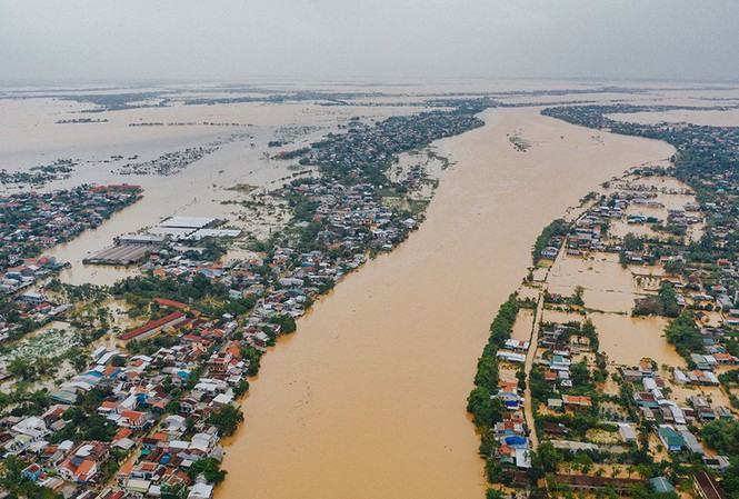 Mưa lũ đang hoành hành các tỉnh miền Trung, hiện đã có 32 người chết, mất tích gần 110 nghìn ngôi nhà bị ngập, hư hỏng.