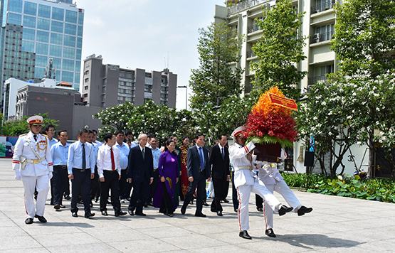 Dâng hoa Chủ tịch Hồ Chí Minh, các anh hùng liệt sĩ