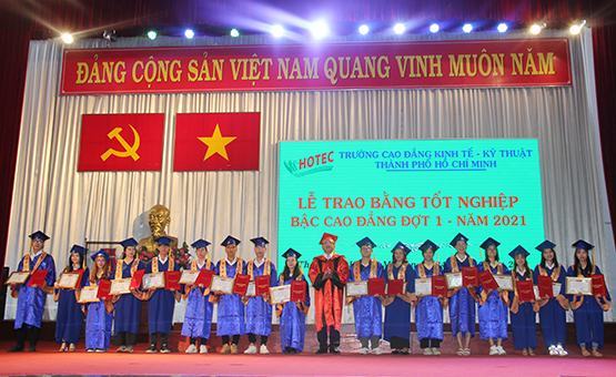 Lễ trao bằng tốt nghiệp cho sinh viên bậc cao đẳng đợt 1 năm 2021