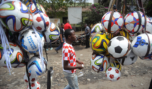 Một người đàn ông đi qua một khu chợ tại Nairobi. Ảnh: EPA