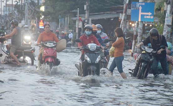 Bì bõm lội vì đợt triều cường cao nhất trong năm