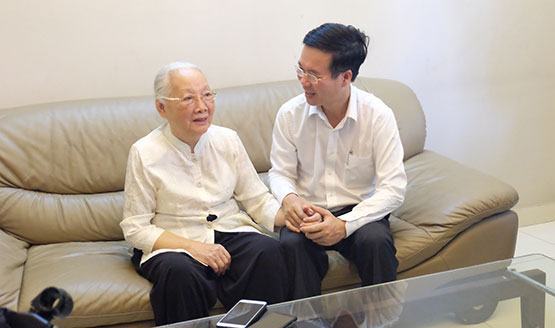 Trưởng ban Tuyên giáo Trung ương thăm thầy thuốc nhân dân