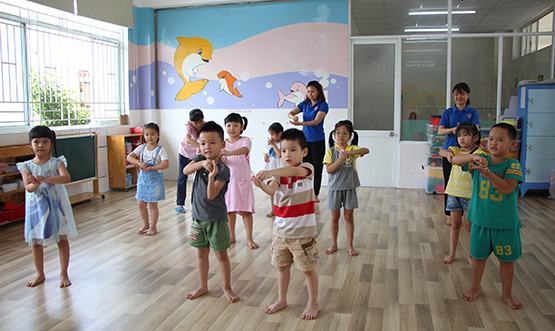 Trẻ mầm non trở lại trường: Vừa dạy vừa dỗ…