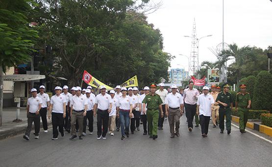 Đi bộ với thông điệp “Không lái xe khi đã uống rượu bia”