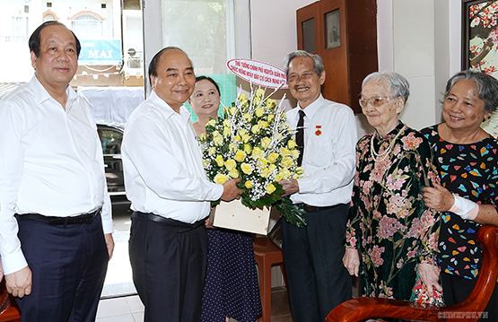 Thủ tướng Nguyễn Xuân Phúc: Thăm hỏi, tặng hoa các nhà báo lão thành