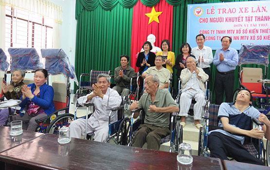Tặng xe lăn, xe lắc cho người khuyết tật nghèo
