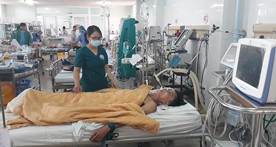 Trưởng trạm y tế nhập viện vì… ngộ độc rượu