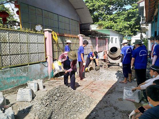 Bê tông hóa nhiều tuyến đường vào trường học ở nông thôn