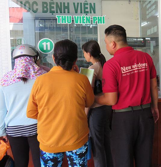 Thanh toán viện phí: Thuyết phục người dân bỏ thói quen sử dụng tiền mặt