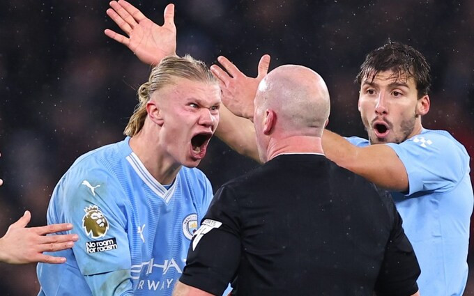 Haaland mất kiểm soát với trọng tài khi Man City hòa đau Tottenham