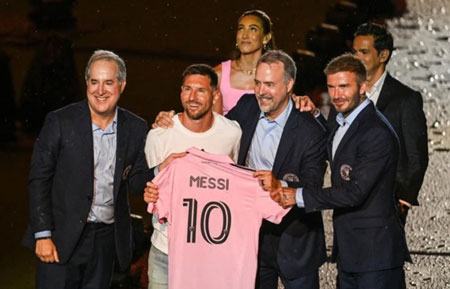 Báo chí Tây Ban Nha hân hoan: Messi đoạt Quả bóng vàng lần thứ 8