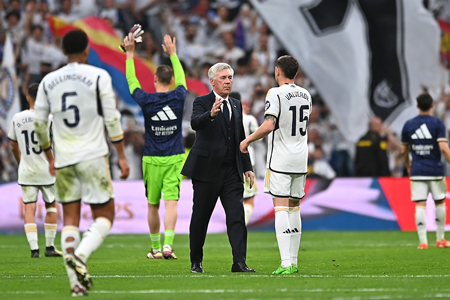 HLV Ancelotti gây sốt với màn ăn mừng Real Madrid vô địch La Liga