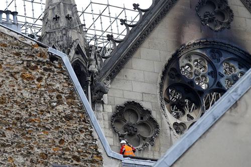 Cửa sổ tại nhà thờ Đức Bà ám khói đen sau vụ cháy. Ảnh: AFP.