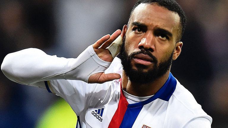 Arsenal tiến sát Lacazette hơn bao giờ hết