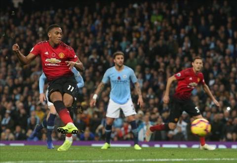 Phá lưới Man City, Martial ngồi chung mâm với các huyền thoại của MU