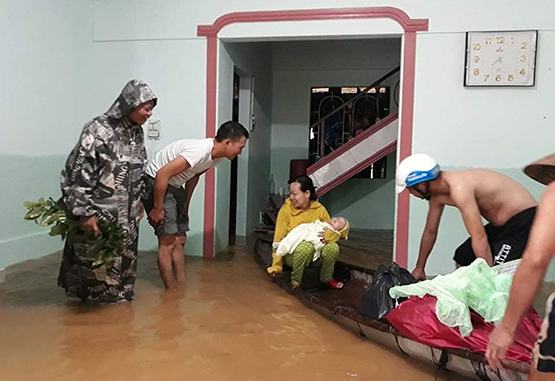 Miền Trung điêu đứng vì lũ kép