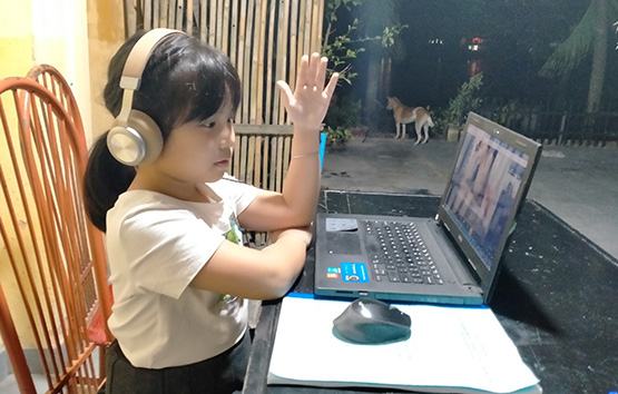 Học sinh vùng cao gặp khó khi học qua internet