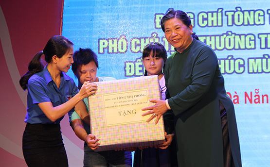 Phó Chủ tịch Quốc hội Tòng Thị Phóng: Thăm, tặng quà thiếu nhi Đà Nẵng