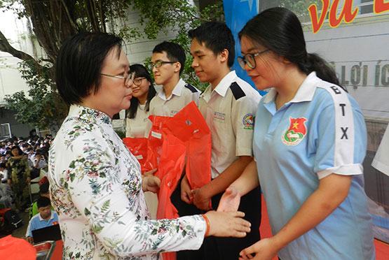 “Nối dài ước mơ” cho học sinh nghèo