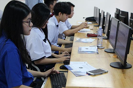 Tiến tới thi THPT quốc gia trên máy tính: Tăng cường cho HS kiểm tra trắc nghiệm trên máy tính