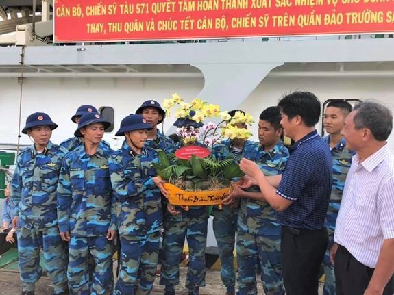 Tặng 800 chậu hoa phong lan Đà Lạt cho bộ đội Trường Sa