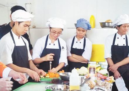 Cơ hội học nghề miễn phí và tìm việc cho phụ nữ