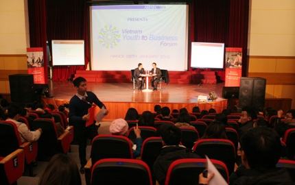 450 sinh vi&ecirc;n tranh luận với doanh nghiệp nổi tiếng