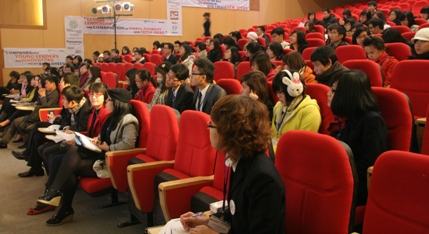 450 sinh vi&ecirc;n tranh luận với doanh nghiệp nổi tiếng