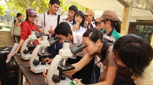 4.500 học sinh tham quan ĐH Sư phạm kỹ thuật TP.HCM