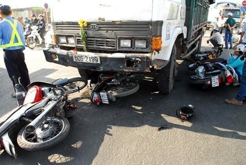 Xe ben vượt đèn đỏ đâm hàng loạt xe máy