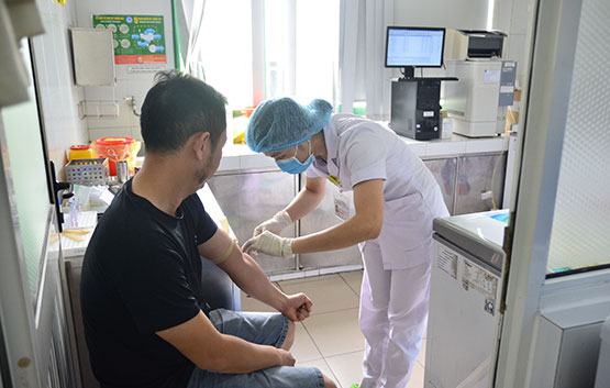 Ảnh hưởng dịch Covid-19: Bệnh viện cạn nguồn máu điều trị