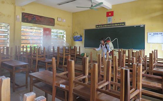 Trường học ra quân chống dịch như “chống giặc”