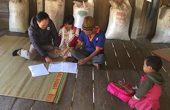 Thầy, cô vượt núi tuyên truyền phòng chống dịch Covid-19