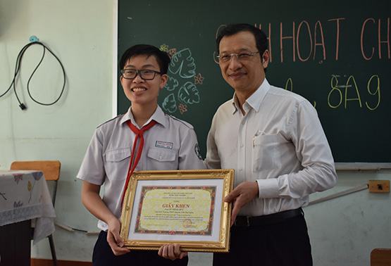 Trao giấy khen cho HS có hành động đẹp