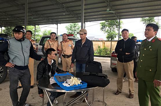 Phát hiện xe chở ma túy và “hàng nóng”