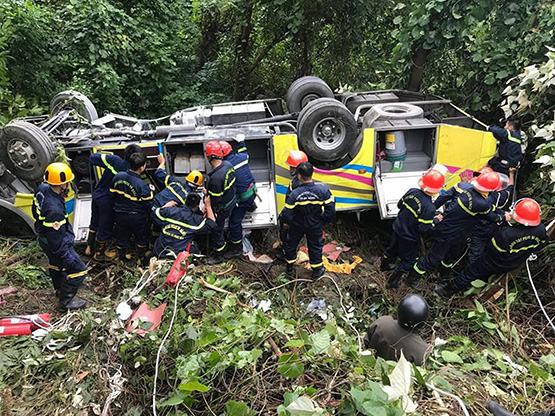 Xe chở GV, sinh viên rơi xuống vực, 21 người bị thương