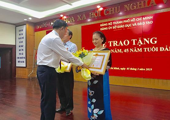 Trao Huy hiệu 40, 45 tuổi Đảng cho 2 đảng viên