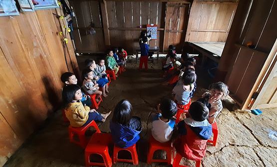 Nhiều điểm trường phải học nhờ nhà dân