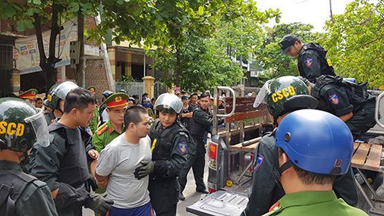 Bắt đối tượng múa dao trước cổng trường học