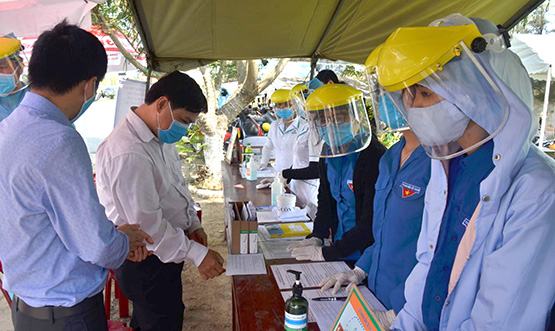 Sinh viên tình nguyện nơi tuyến đầu chống dịch