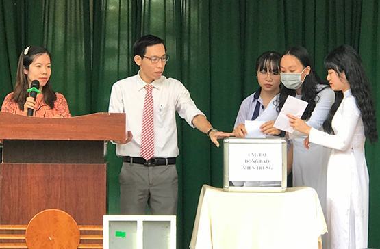 Thầy trò quyên góp hỗ trợ đồng bào miền Trung