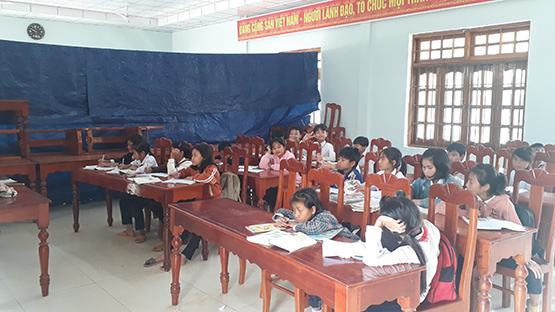 Sau bão và lũ: Học sinh phải học nhờ hội trường UBND xã