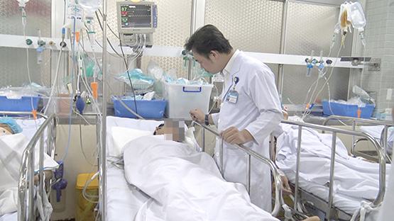 Mất 2 tay vì cho… hổ ăn