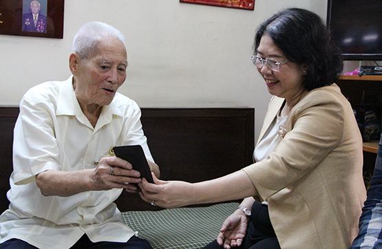 Lãnh đạo Sở GD-ĐT TP.HCM: Thăm, chúc thọ người cao tuổi TP