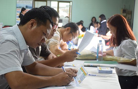 Người lao động phỏng vấn tìm việc trực tuyến