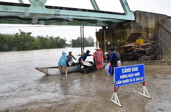 Miền Trung: Mưa lũ gây thiệt hại nặng nề