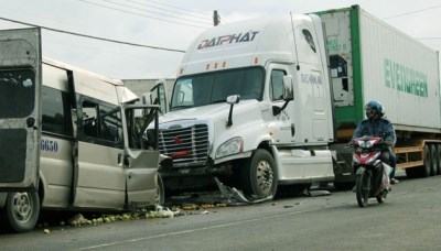 Xe khách đâm trực diện xe container làm hai người thương vong